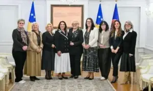 Presidentja Shiroka-Pula takon përfaqësueset e strehimoreve, në fokus mbrojtja e grave nga dhuna