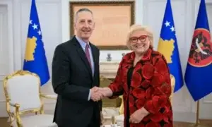 Presidentja pret në takim profesorin amerikan, Joseph e përgëzon për detyrën dhe i uron suksese