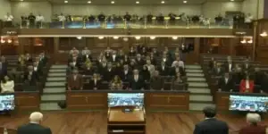 Seanca e jashtëzakonshme nis me një minutë heshtje për Arlindën dhe gratë e vrara