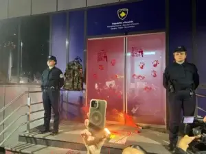 “Tani po kuptoj pse ka kaq shumë vrasje”, mesazhi i Arlindës shkruhet në dyert e Qeverisë
