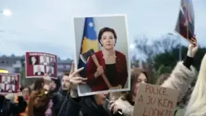 Protesta kundër vrasjes së grave vazhdon për të dytën ditë, kërkohet dorëheqja e Gërvallës dhe Sveçlës