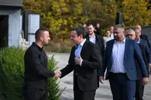 Kurti viziton familjet e Salih Mëziut e Idriz Rrecajt, kërkon trysni mbi Serbinë