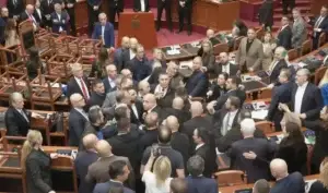 Përleshje fizike mes deputetëve në Kuvendin e Shqipërisë