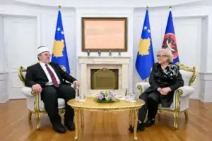 Presidentja Shiroka-Pula diskutoi me myftiun Tërnava për rëndësinë e bashkëjetesës ndërfetare në Kosovë