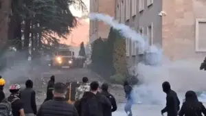 Protestat e dhunshme në Tiranë dhe rrethe, Policia: 152 të arrestuar, 120 efektivë të dëmtuar