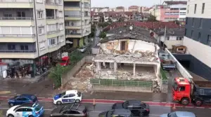 Aksion në Prizren, inspektorët nisin rrënimin e shtëpisë së ndërtuar pa leje
