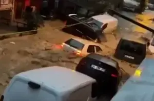 Stambolli përfshihet nga përmbytjet masive, veturat tërhiqen zvarrë nga uji