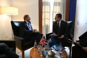 Kurti takon nënsekretarin britanik – në fokus reformat, mbrojtja dhe Lojërat Mesdhetare Prishtina 2030
