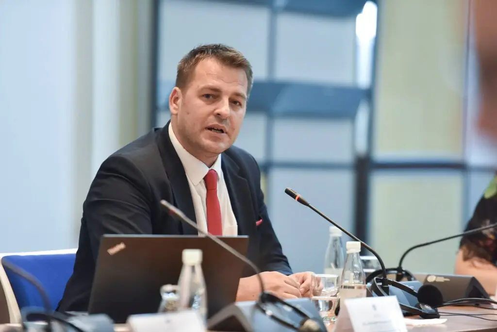 Ministri Muja u përgjigjet kritikave për vonesat e subvencioneve për bujqit: Pagesat janë kryer më herët se vitin e kaluar