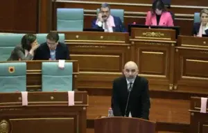 Protestuesit kërkuan shkarkimin e Gërvallës dhe Sveçlës, deputeti i VV-së thotë se i mbështet protestat