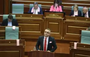 Tahiri akuzon Vetëvendosjen se po tenton të përfitojë politikisht nga rasti i Arlinda Zekajt