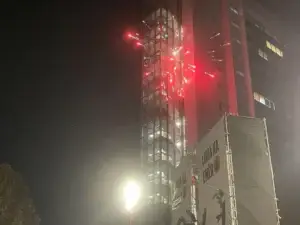 Hodhi mjete piroteknike drejt Qeverisë e Kuvendit gjatë protestës “Liria ka emër” – 25 vjeçari ndalohet për 48 orë