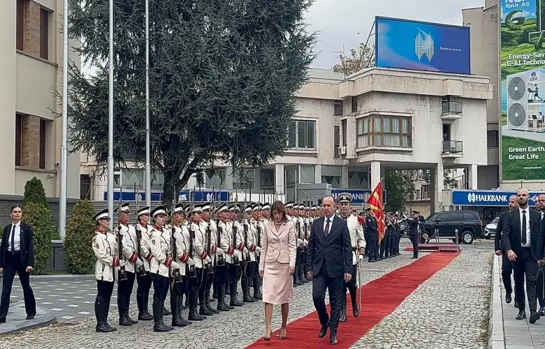 Haxhiu pritet me ceremoni shtetërore në Maqedoninë e Veriut
