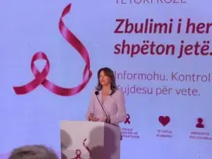 Haxhiu hap “Tetorin Rozë”: Diagnostikimi i hershëm është thelbësor në luftën kundër kancerit të gjirit