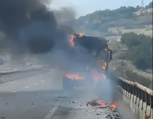 Kamioni përfshihet nga zjarri në autostradën “Ibrahim Rugova”, policia jep detaje