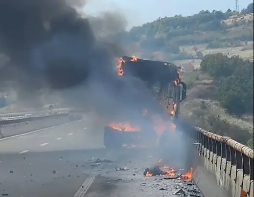 Kamioni përfshihet nga zjarri në autostradën “Ibrahim Rugova”, policia jep detaje