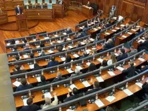 Kuvendi miraton shmangien e afateve për Ligjin për Specialen
