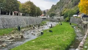 Totaj vlerëson ekipet e pastrimit të Lumbardhit: Mirëmbajtja e lumit po vazhdon në mënyrë sistematike