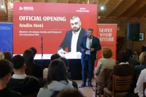 Ministri Hoti: Përgatitja e të rinjve në përputhje me nevojat e tregut të punës është çelësi për zhvillimin ekonomik të Kosovës