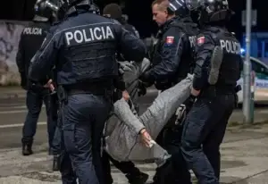 Protesta në Tiranë, pezullohen pesë zyrtarë policorë pas publikimit të videos duke tërhequr 19-vjeçarin e lënduar