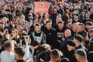 BE-ja për protestat në Kosovë pas aktgjykimit në Hagë: Demonstratat paqësore janë e drejtë themelore