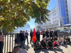 Protesta vazhdon para Kuvendit, hidhen mjete piroteknike