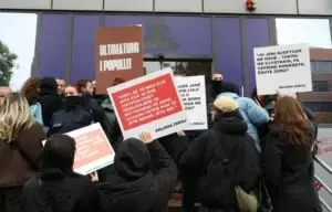 Me mesazhet e Arlindës në duar protestuesit kërkojnë përgjegjësi për rastin e saj