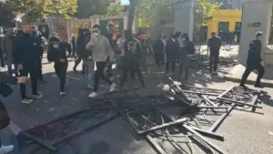 Thyhet dera e Ministrisë së Arsimit në Shqipëri, hidhen tulla dhe sende të forta drejt godinës – forcat policore qëndrojnë brenda oborrit