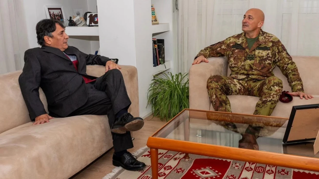 Komandanti i KFOR-it takon ambasadorin italian, diskutojnë për sigurinë në Kosovë