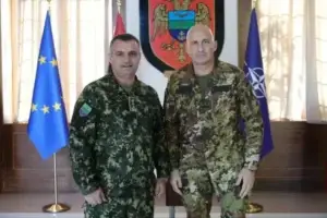 Komandanti i KFOR, Roberto Vergori takohet në Tiranë me shefin e Shtabit të Përgjithshëm të Ushtrisë Shqiptare