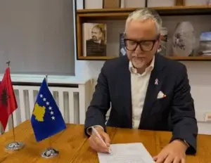Ministri Vitia nënshkruan vendimin për 313 vende të reja për shkollim specialistik
